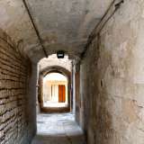 L'ingresso della ex chiesa visto dalla fine dell'arco